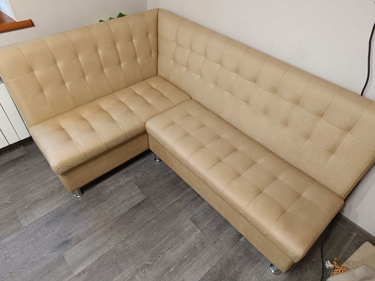 Результат чистки светлого дивана: удаление грязи и засаленности