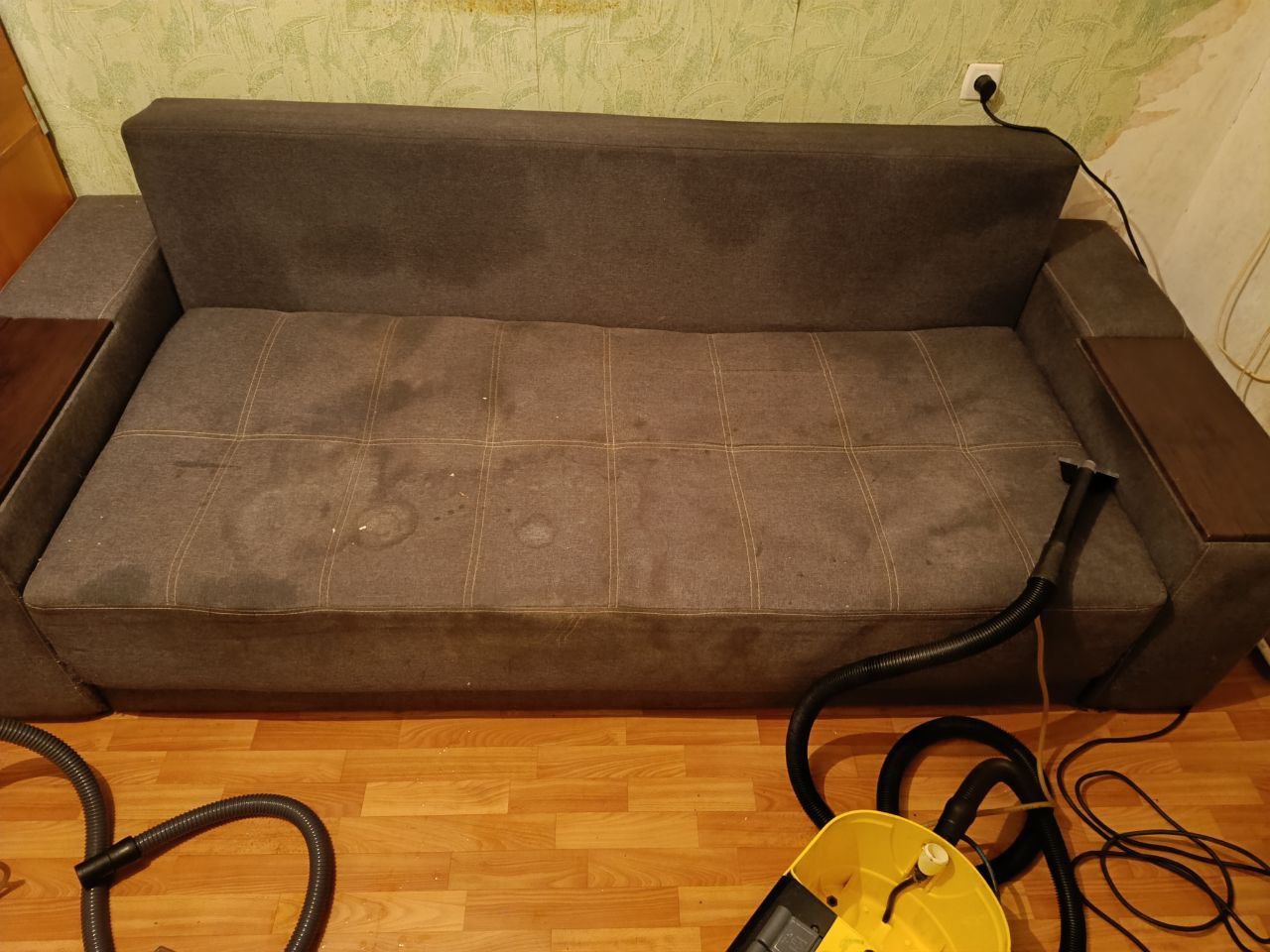 Сильное загрязнение коричневого дивана перед профессиональной химчисткой